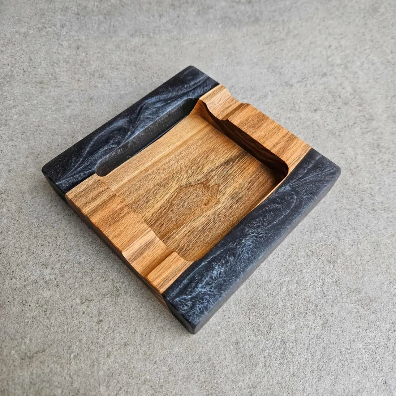 Пепелник - орех и епоксидна смола