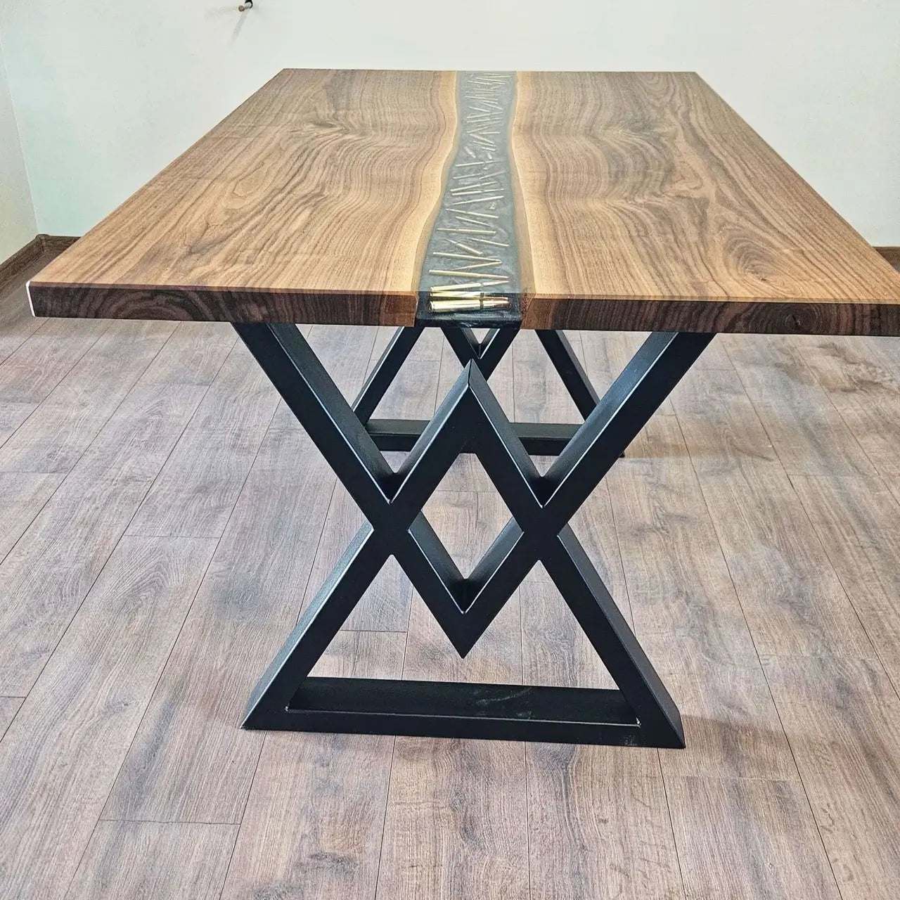 Трапезна маса - американски орех, епоксидна смола и гилзи