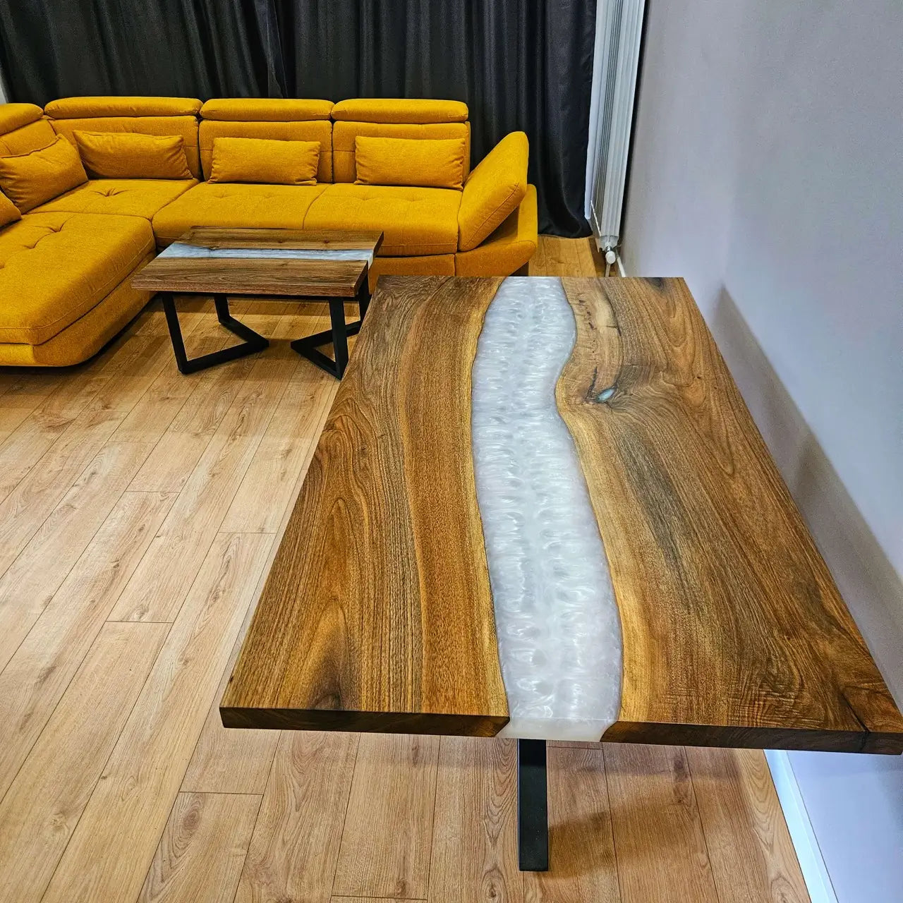 Холна маса - европейски орех и смола