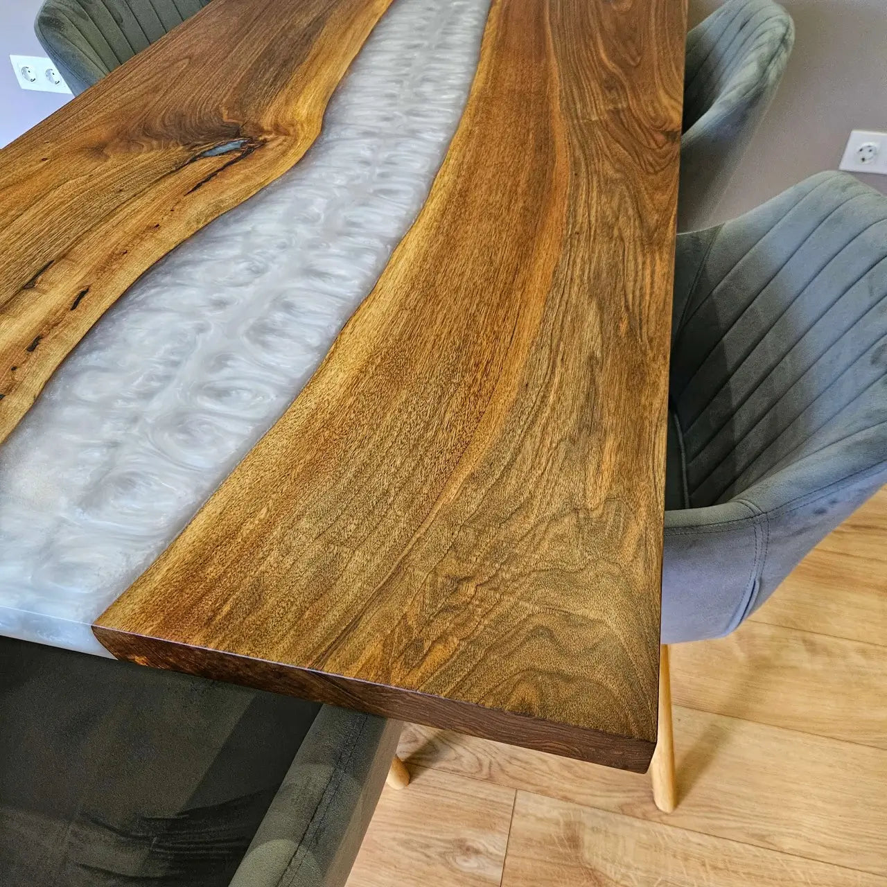 Разтегателна трапезна маса - европейски орех и епоксидна смола