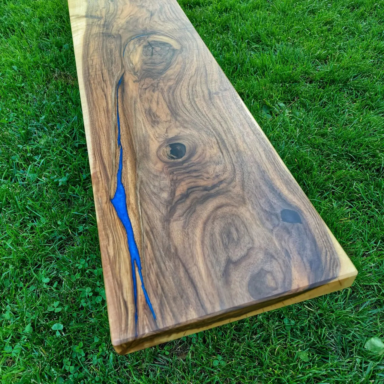 TV-Konsole - Europäischer Nussbaum und Epoxidharz