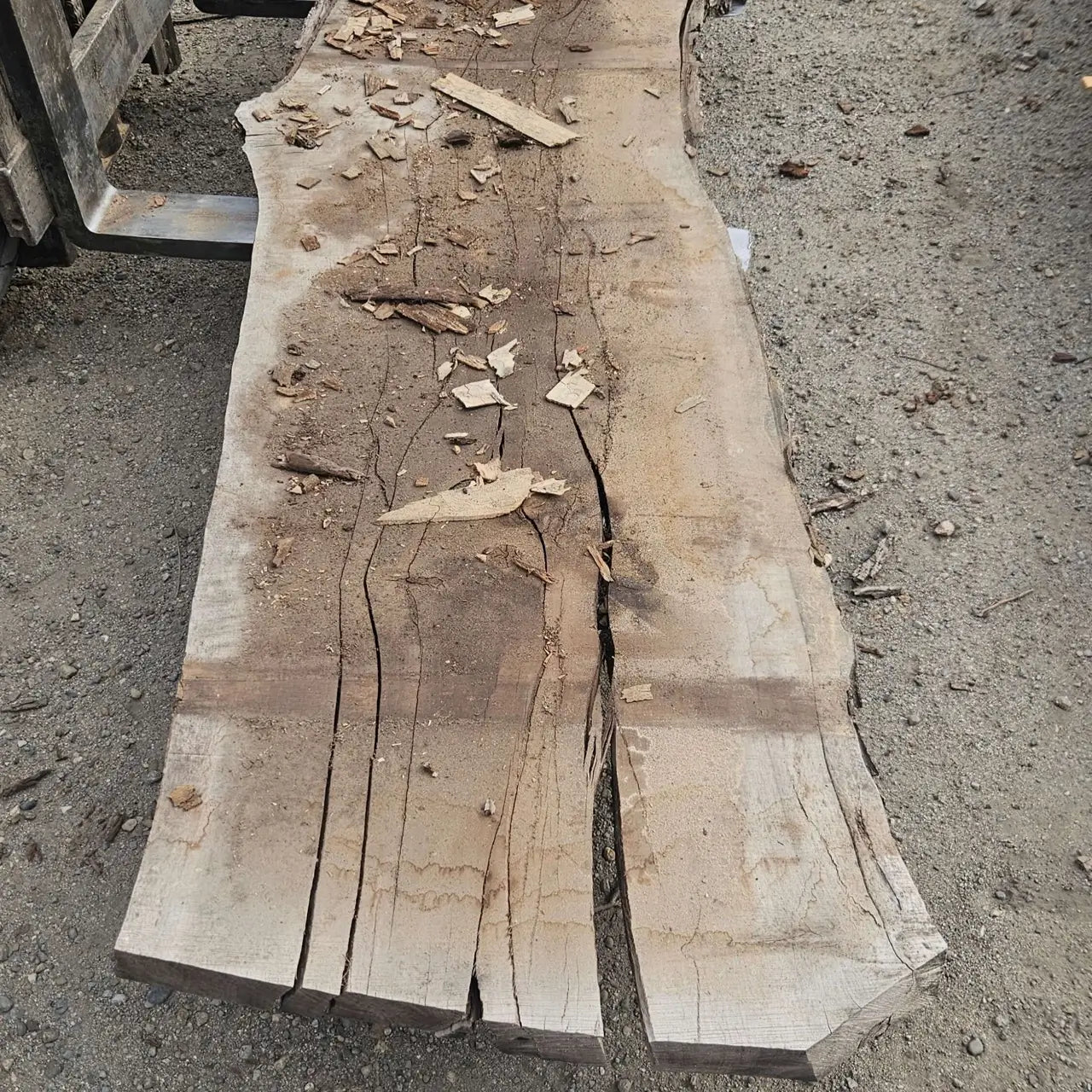 Трапезна маса - европейски орех и епоксидна смола