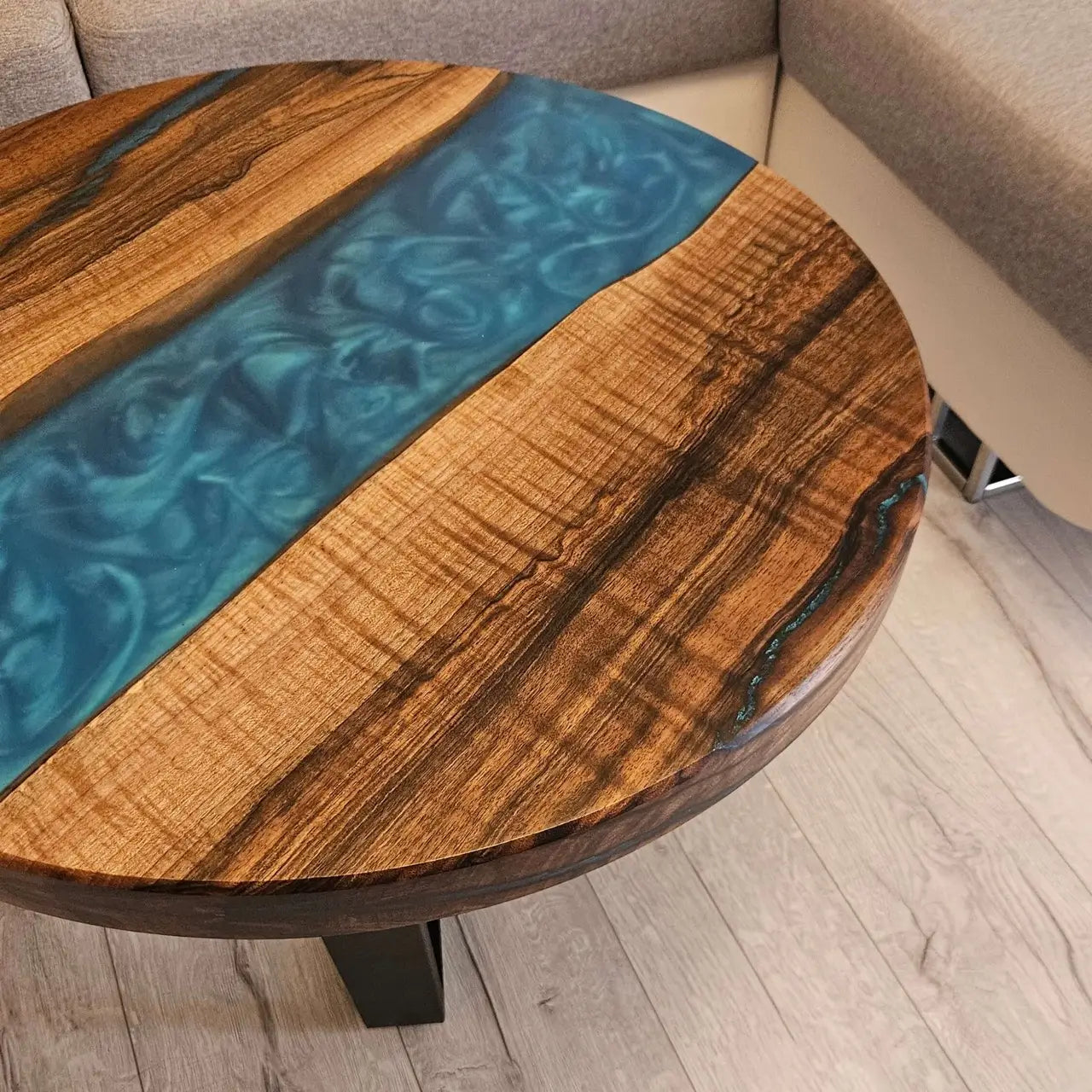 Холна маса - европейски орех и епоксидна смола