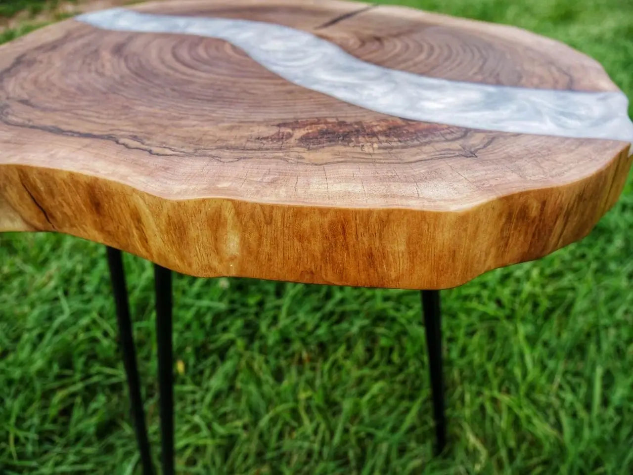 Холна маса - европейски орех и епоксидна смола