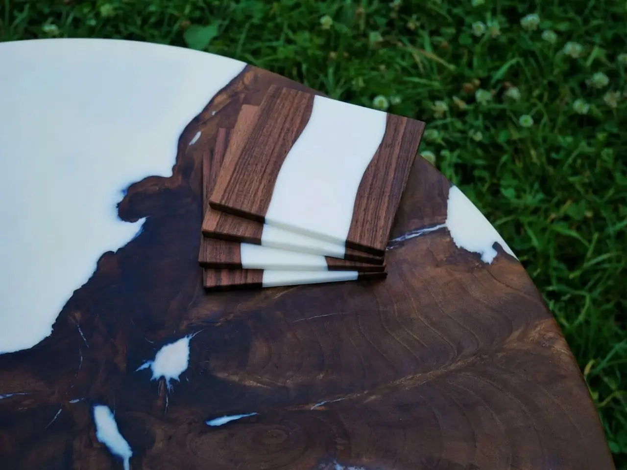 Couchtisch - Europäischer Nussbaum und Epoxidharz