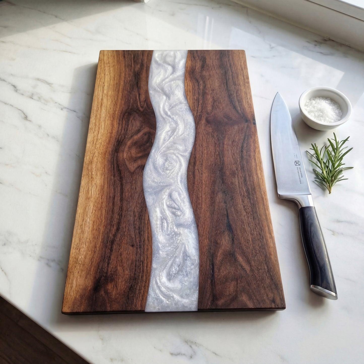 Ръчно изработена кухненска дъска за рязане и сервиране, изработена от орех и епоксидна смола.
