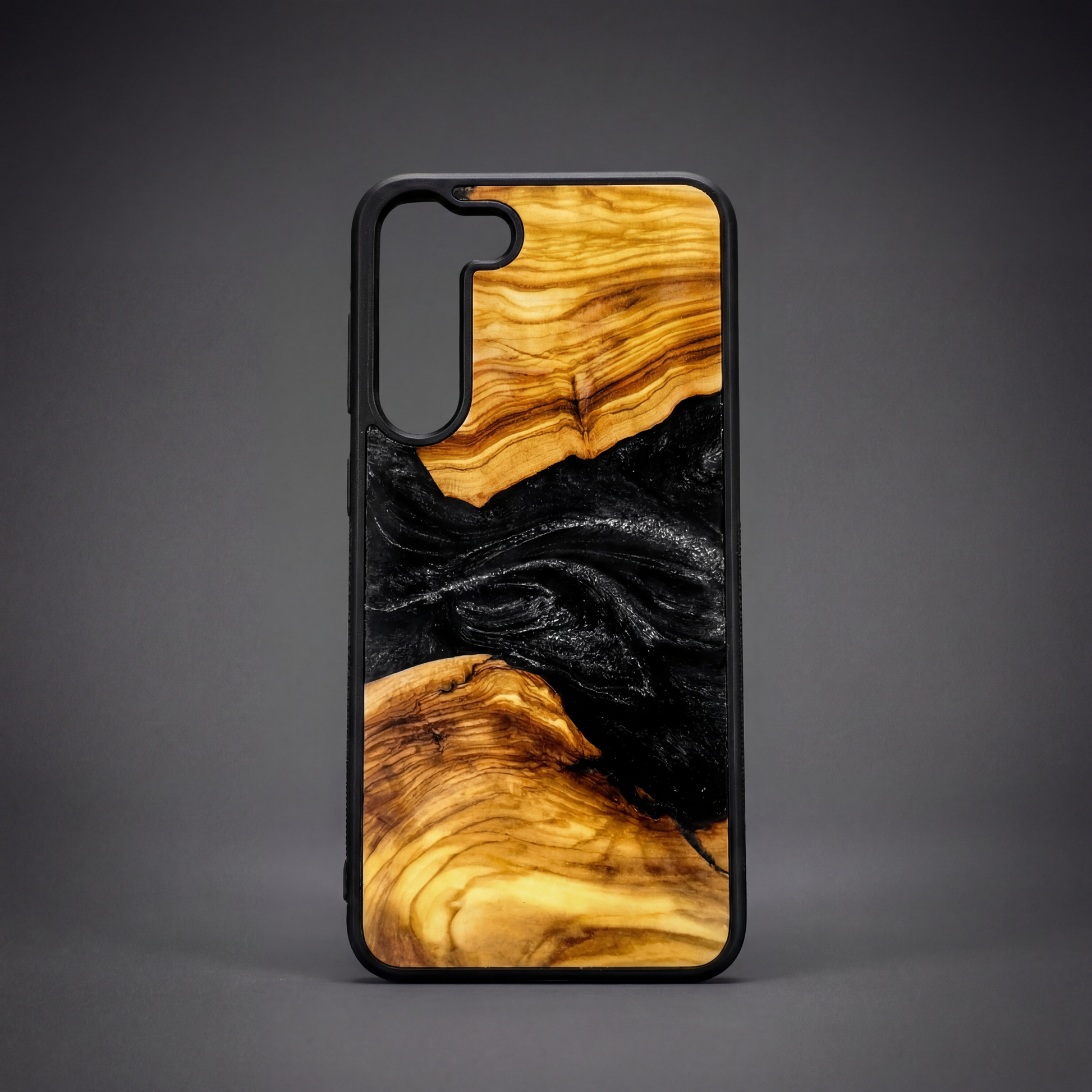 Калъфче за телефон, изработено ръчно от маслина и епоксидна смола